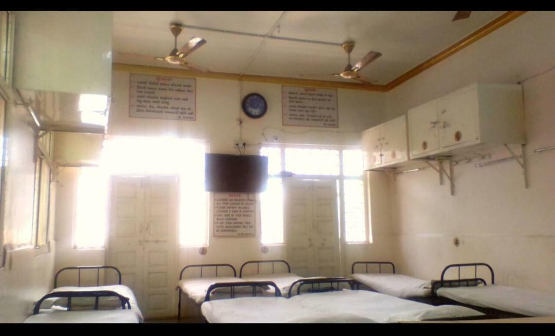 Hotel Uttam Nivas Ahmedabad Luaran gambar